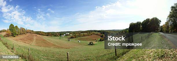 Панорамный Вид На Ферме В Hocking Hills — стоковые фотографии и другие картинки Возвышенность - Возвышенность, Огайо, Амбар