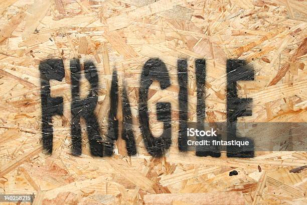 Fragile Stencilled In Truciolato - Fotografie stock e altre immagini di Truciolato - Truciolato, Accudire, Cassetta