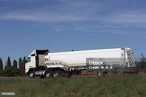 Benzina Nave Cisterna - Fotografie stock e altre immagini di TIR - TIR, Affari, Asfalto