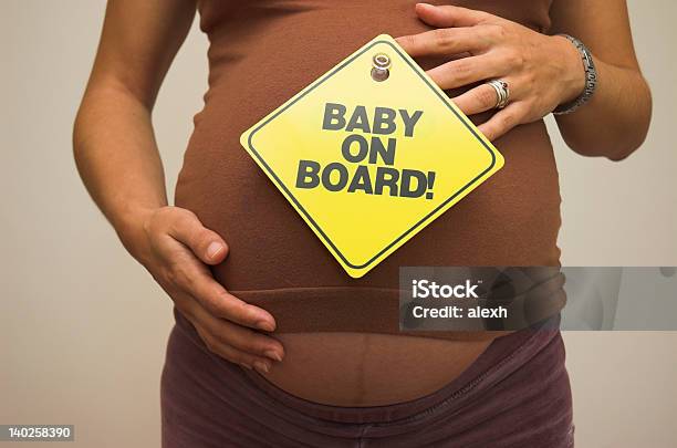 Bebé En Placa Foto de stock y más banco de imágenes de Bebé abordo - Letrero en inglés - Bebé abordo - Letrero en inglés, Señal - Mensaje, Abrazar