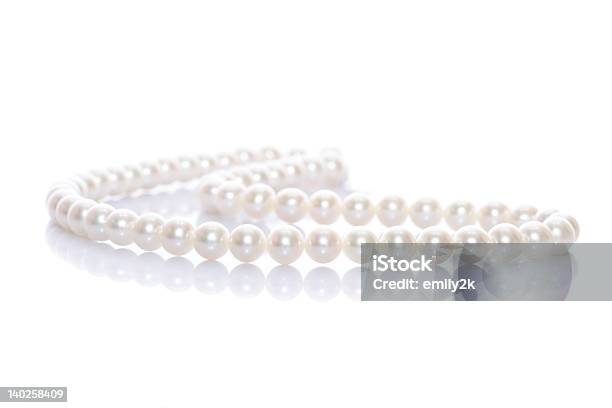 Photo libre de droit de Collier De Perles banque d'images et plus d'images libres de droit de Perle de culture - Perle de culture, Collier, Fond blanc