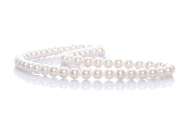 สร้อยคอไข่มุกเหนือพื้นหลังสีขาว - pearl jewelry ภาพสต็อก ภาพถ่ายและรูปภาพปลอดค่าลิขสิทธิ์