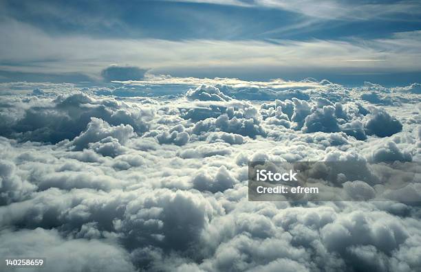 Sopra Le Nuvole - Fotografie stock e altre immagini di A mezz'aria - A mezz'aria, Ambientazione esterna, Aperto