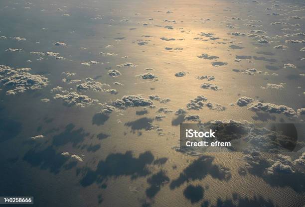 Photo libre de droit de Audessus Des Nuages Et La Mer banque d'images et plus d'images libres de droit de Dessus - Dessus, Abstrait, Admirer le paysage