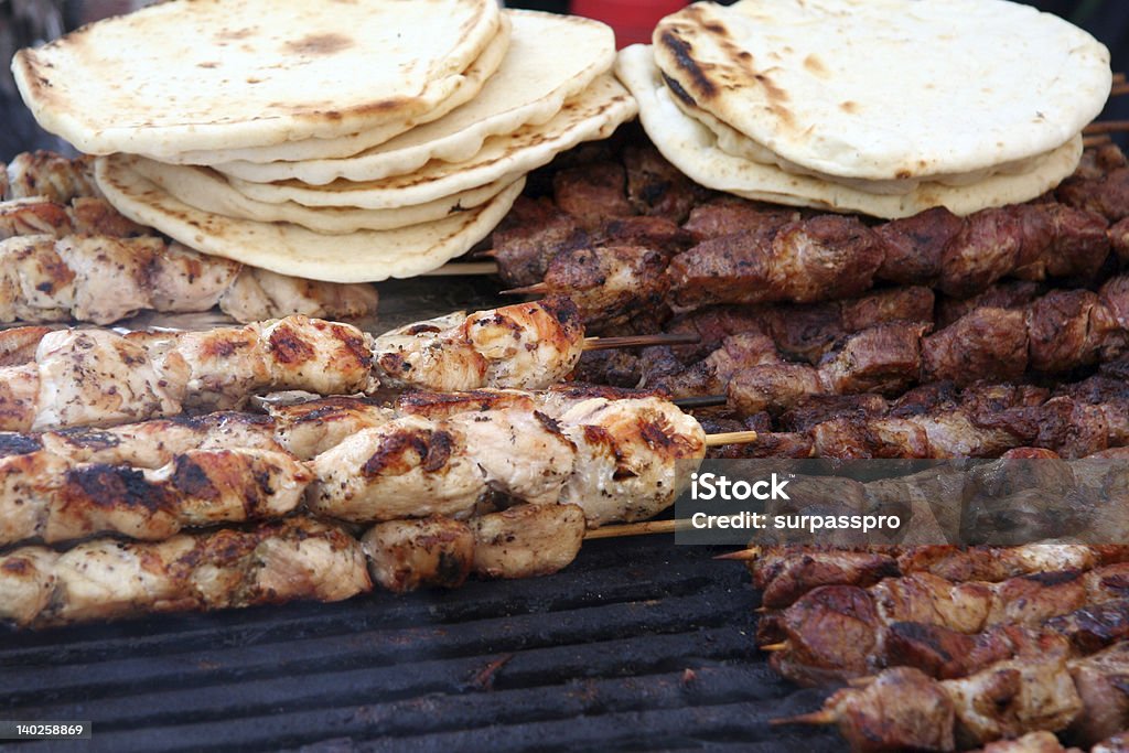 Pollo e manzo Kebobs - Foto stock royalty-free di Affamato