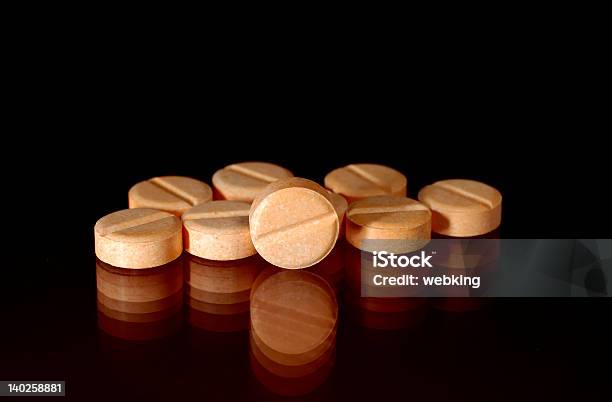Comprimido - Fotografias de stock e mais imagens de Aspirina - Aspirina, Comprimido, Cuidado