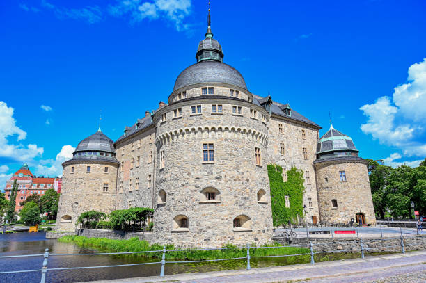 orebro castle stading in the middle of blackriver sweden june 12 2022 - örebro slott bildbanksfoton och bilder
