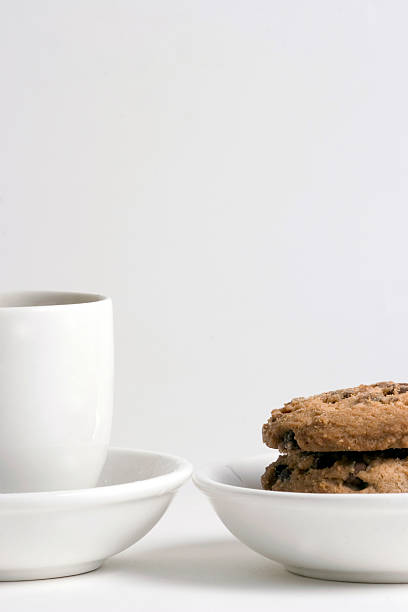 Pilha de café e Chocolate Chips cookies - fotografia de stock