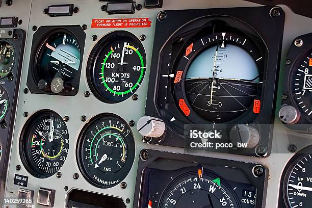 Cabine De Piloto De Avião - Fotografias de stock e mais imagens de Avião - Avião, Brand Name Video Game, Cabine de Piloto de Avião