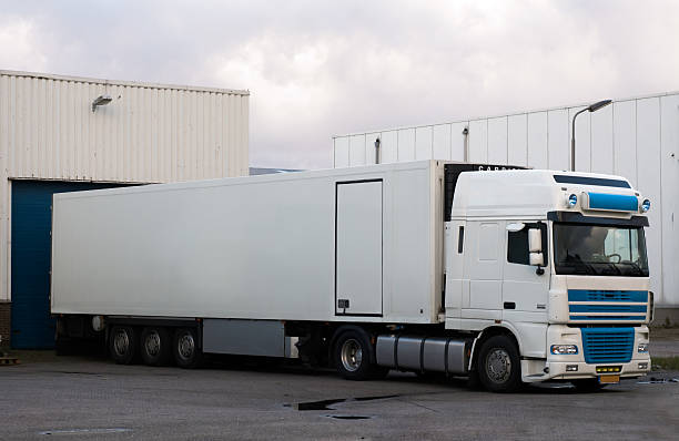 big camião no cais de embarque - truck truck driver exchanging large imagens e fotografias de stock