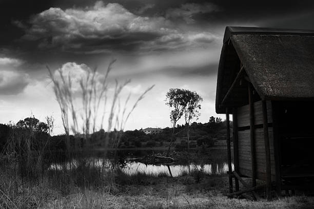 istock my lake house -2 B&W 140259443
