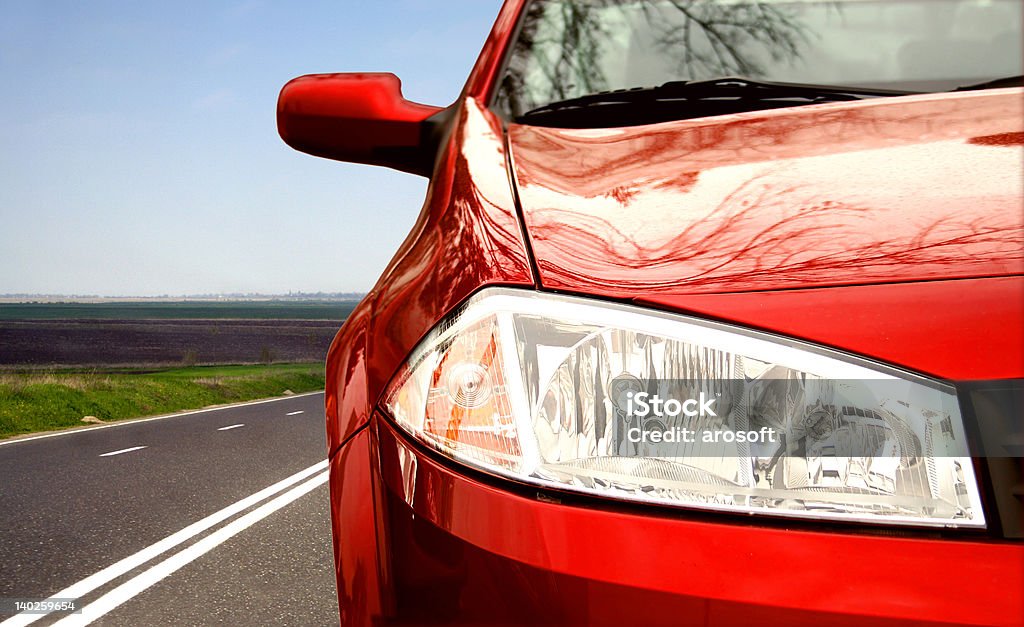 Rojo deporte coche en una carretera - Foto de stock de Coche deportivo libre de derechos