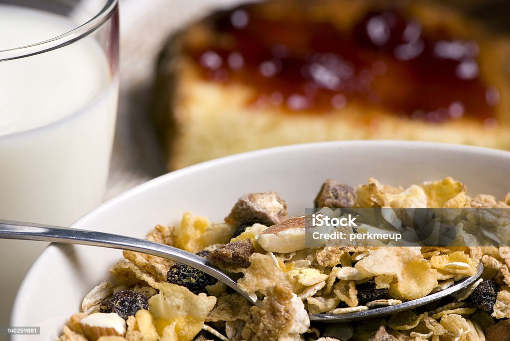 Le petit déjeuner céréales et Pain grillé - Photo de Aliment séché libre de droits