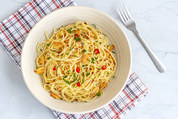 aglio e olio makaron w misce bezpośrednio nad zdjęciem - italian cuisine linguini chicken pasta zdjęcia i obrazy z banku zdjęć