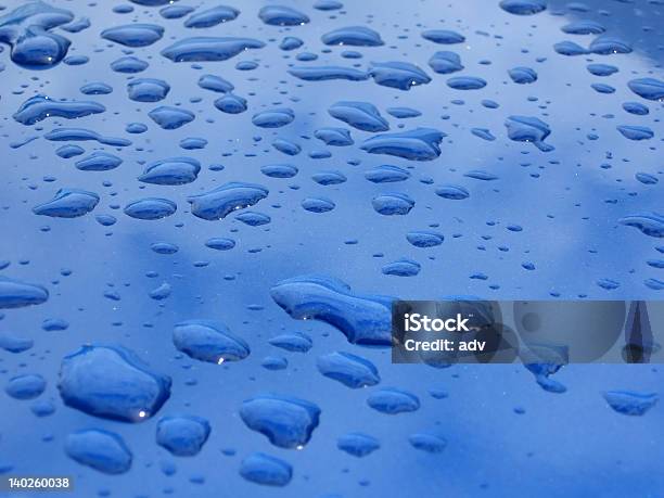 Pingos De Chuva - Fotografias de stock e mais imagens de Azul - Azul, Bolha - Estrutura Física, Carro