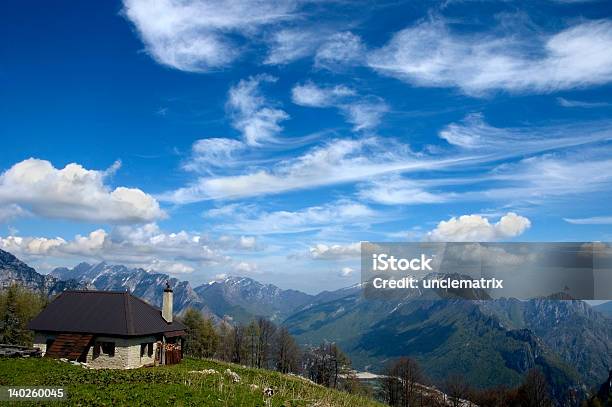 Friuli Cornetto Refugio En La Montaña Foto de stock y más banco de imágenes de Aire libre - Aire libre, Alpes Europeos, Arquitectura exterior