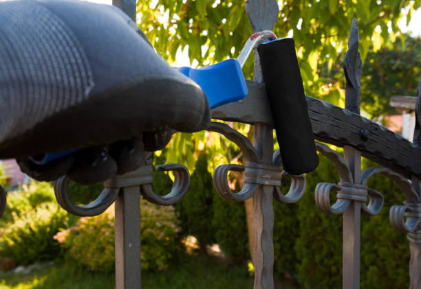 istock painting fence 1402600799