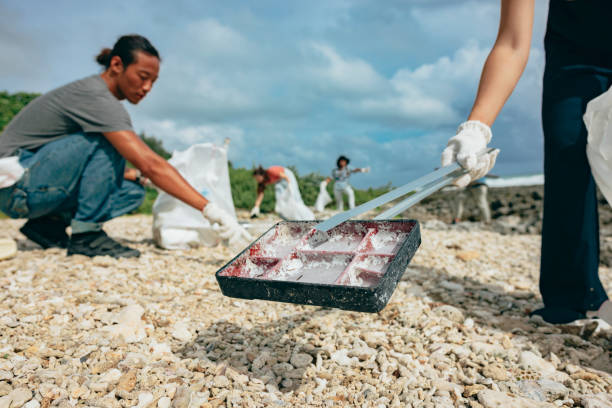istock Community Volunteer Groups on the Beach 1402604177