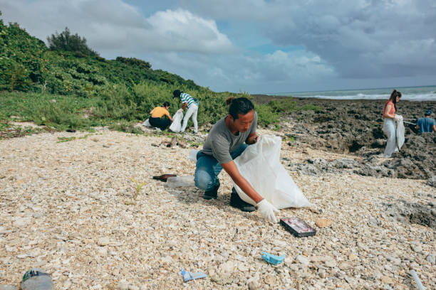 istock Community Volunteer Groups on the Beach 1402604243