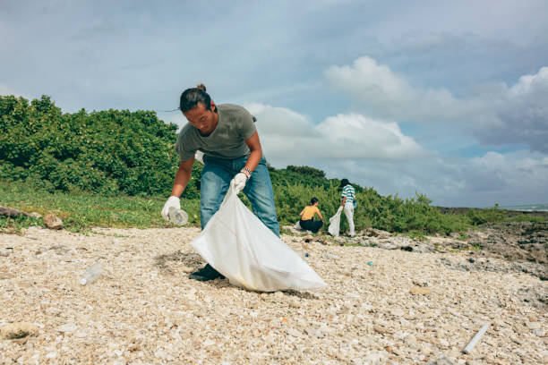 istock Community Volunteer Groups on the Beach 1402604257