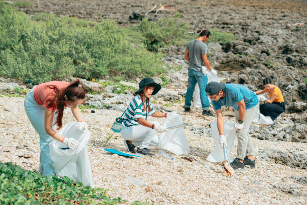 istock Community Volunteer Groups on the Beach 1402604697