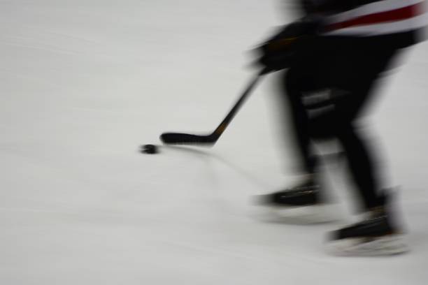 jeu de puissance break away - ice hockey hockey puck playing shooting at goal photos et images de collection