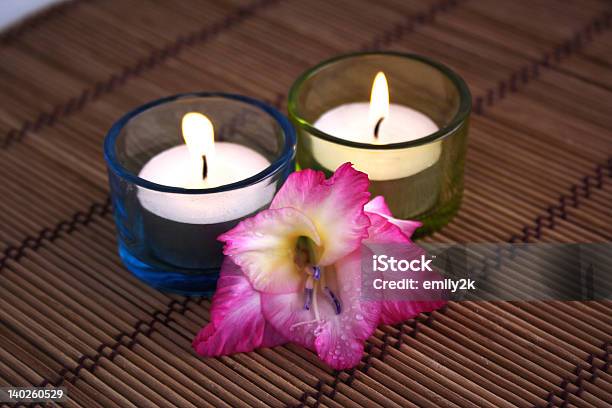 Foto de Gladiola E Velas e mais fotos de stock de Aromaterapia - Aromaterapia, Beleza, Bem-estar