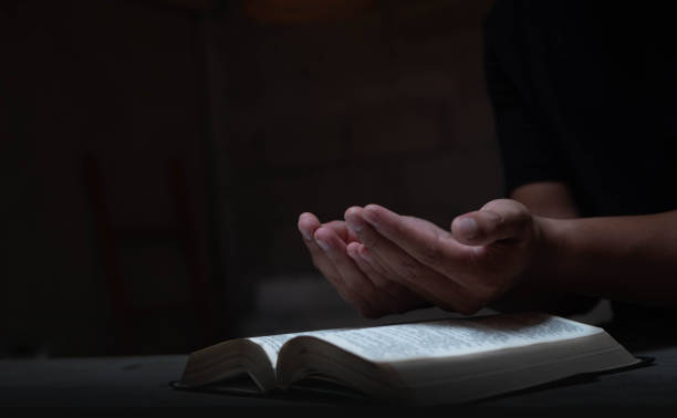 Christian life crisis prayer to god. Man Pray for god blessing to wishing have a better life. man hands praying to god with the bible. believe in goodness. Holding hands in prayer on a wooden table. la oración de la crisis de la vida cristiana a dios. el hombre ora por la bendición de dios para desear tener una vida mejor. manos del hombre rezando a dios con la biblia. creer en la bondad. tomado de la mano en oración sobre una mesa de madera.