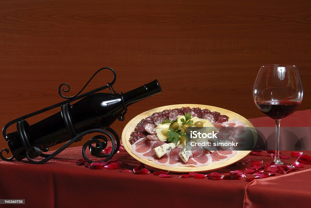 Salumi con vino rosso e vetro di vite - Foto stock royalty-free di Alchol