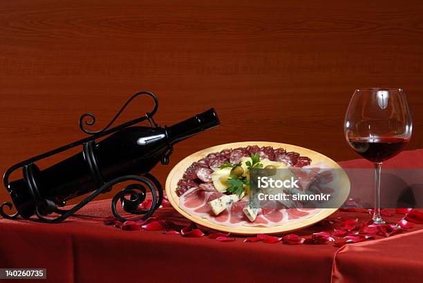 コールド肉レッドワインとガラスのヴァイン - まぶしいのストックフォトや画像を多数ご用意 - まぶしい, アルコール飲料, イルミネーション