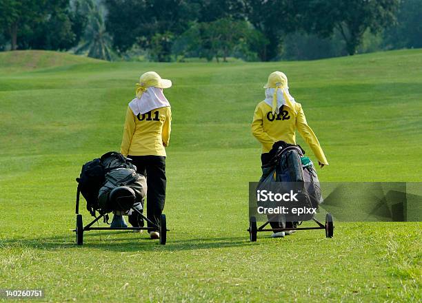 Dois Carregadores Em Um Campo De Golfe - Fotografias de stock e mais imagens de Carrinho de Golfe - Carrinho de Golfe, Ocupação, Caddy