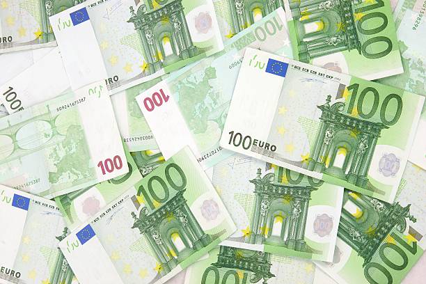 euro 100 di sfondo verde ovunque - one hundred euro banknote foto e immagini stock