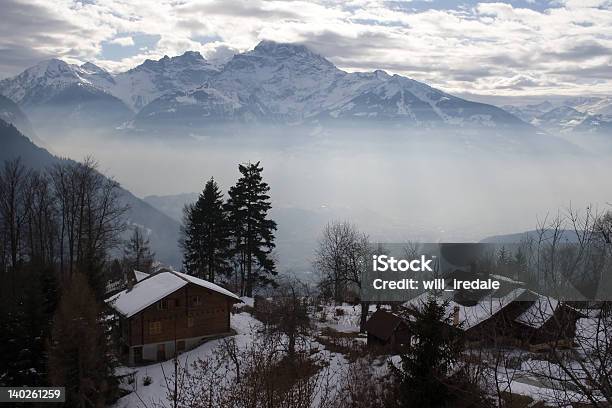 Misty Mountain Escena Foto de stock y más banco de imágenes de Aire libre - Aire libre, Alpes Europeos, Alpes suizos