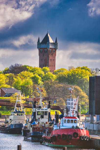 esbjerg hafen versorgt schiffe mit dem alten wasserturm, dänemark - esbjerg stock-fotos und bilder