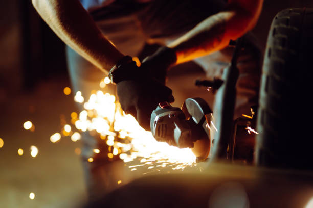 les travaux du métal dans l’atelier se rapprochent. - grinding photos et images de collection