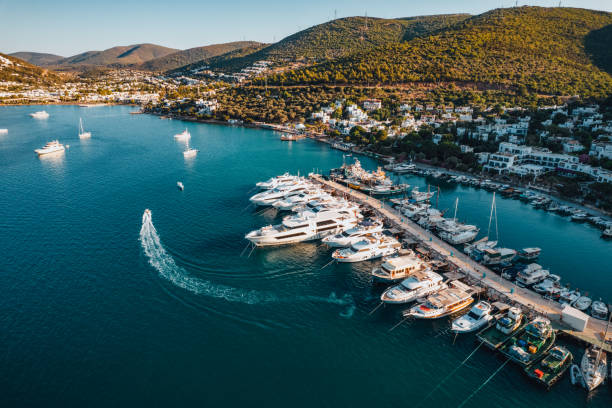 vista aérea torba marina em bodrum turkey - marina - fotografias e filmes do acervo