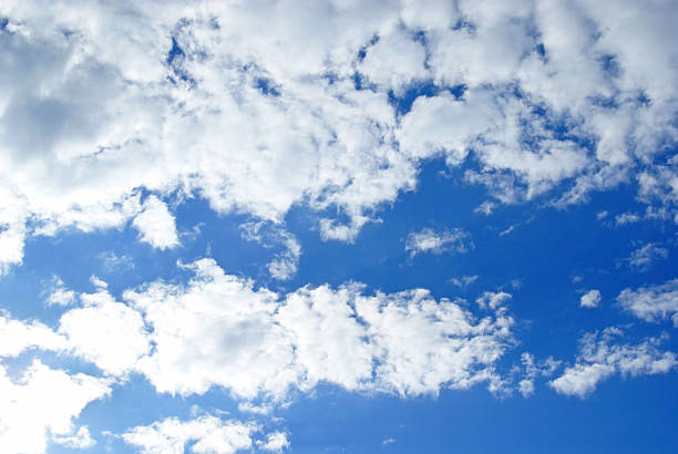 Nuvens e céu azul - fotografia de stock