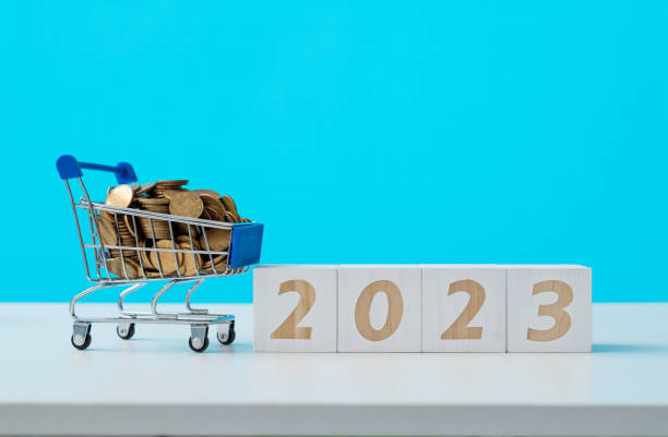 istock Shopping cart and number 2023 on the table 1402625721