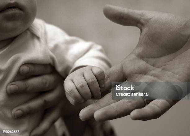 Foto Von Kind Hält Die Hand Des Vaters Finger Stockfoto und mehr Bilder von Alleinerzieher - Alleinerzieher, Baby, Daumen