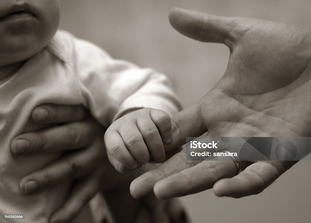 Fotografia de criança segurando a mão do pai pelo dedo - Foto de stock de Adulto royalty-free