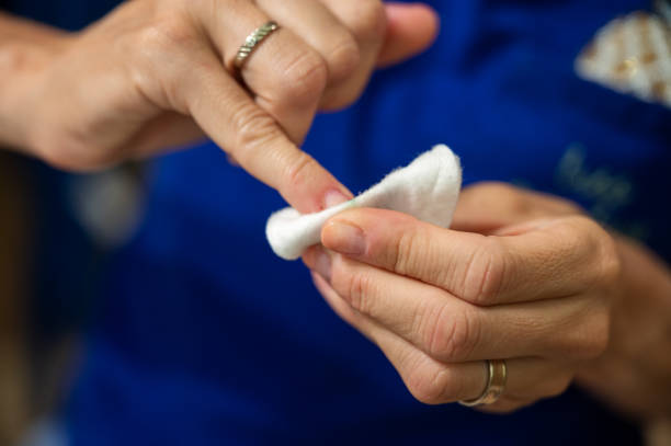 istock Cleaning nail polish off nails 1402626938