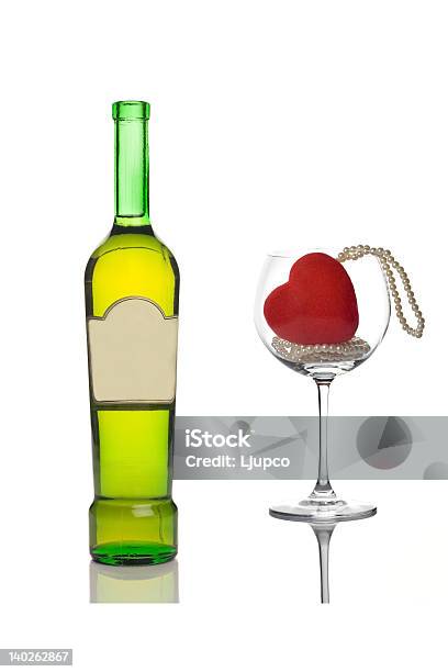 Bottiglia Di Vino E Un Bicchiere Vuoto - Fotografie stock e altre immagini di Accessorio personale - Accessorio personale, Alchol, Amore