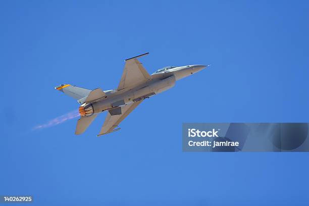 F16 Wojskowy Jet - zdjęcia stockowe i więcej obrazów Dopalacz - Dopalacz, Fotografika, Horyzontalny