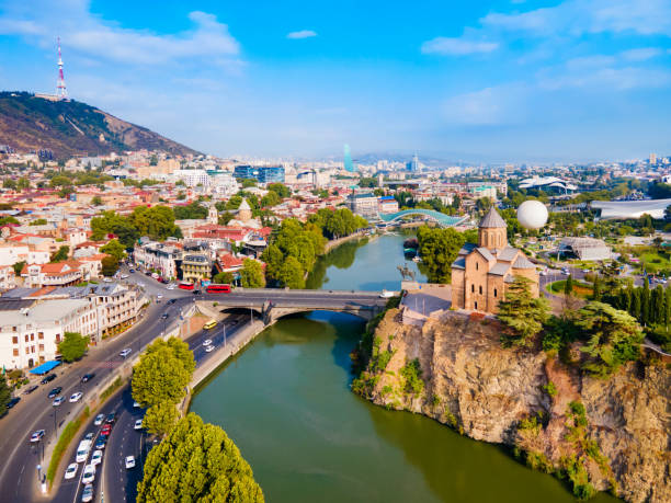 vista panoramica aerea della città vecchia di tbilisi - kura river immagine foto e immagini stock