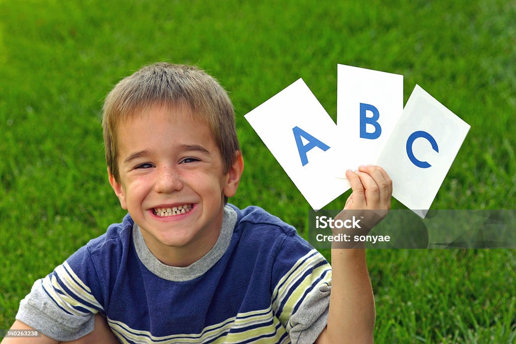Junge Holding ABC'S - Lizenzfrei Alphabet Stock-Foto