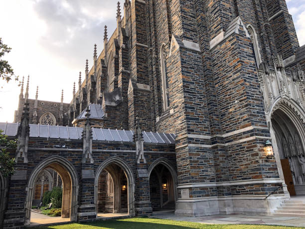 entrée principale de la chapelle de l’université duke - 1930s style architecture architectural feature architectural styles photos et images de collection