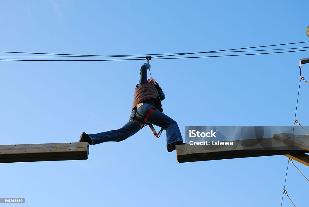 Mujer tomando un salto peligroso - Foto de stock de Cuerda de alambre libre de derechos