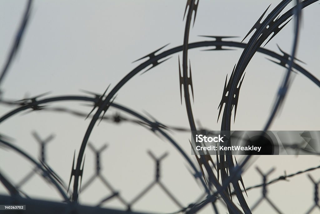 Sicherheit Rasierer und Stacheldraht Zaun kurze DOF - Lizenzfrei Abschirmen Stock-Foto