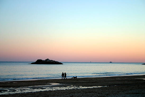 cantare spiaggia al tramonto - cape ann foto e immagini stock