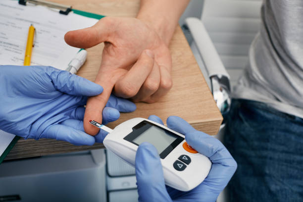 médico que verifica el nivel de glucosa en sangre del paciente diabético usando glucómetro, primer plano. endocrinología, control del azúcar en la sangre - diabetes hypoglycemia insulin medical exam fotografías e imágenes de stock